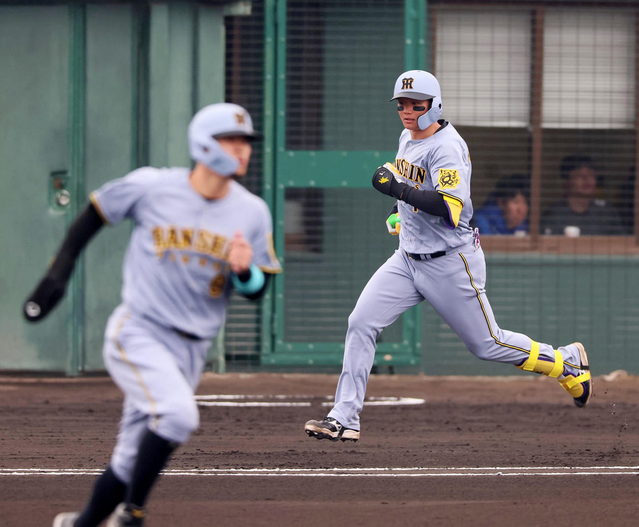 中日対阪神　1回表阪神1死一、三塁、森下に左越え3点本塁打を放ちダイヤモンドを1周する。左は一塁走者佐藤輝（撮影・加藤哉）