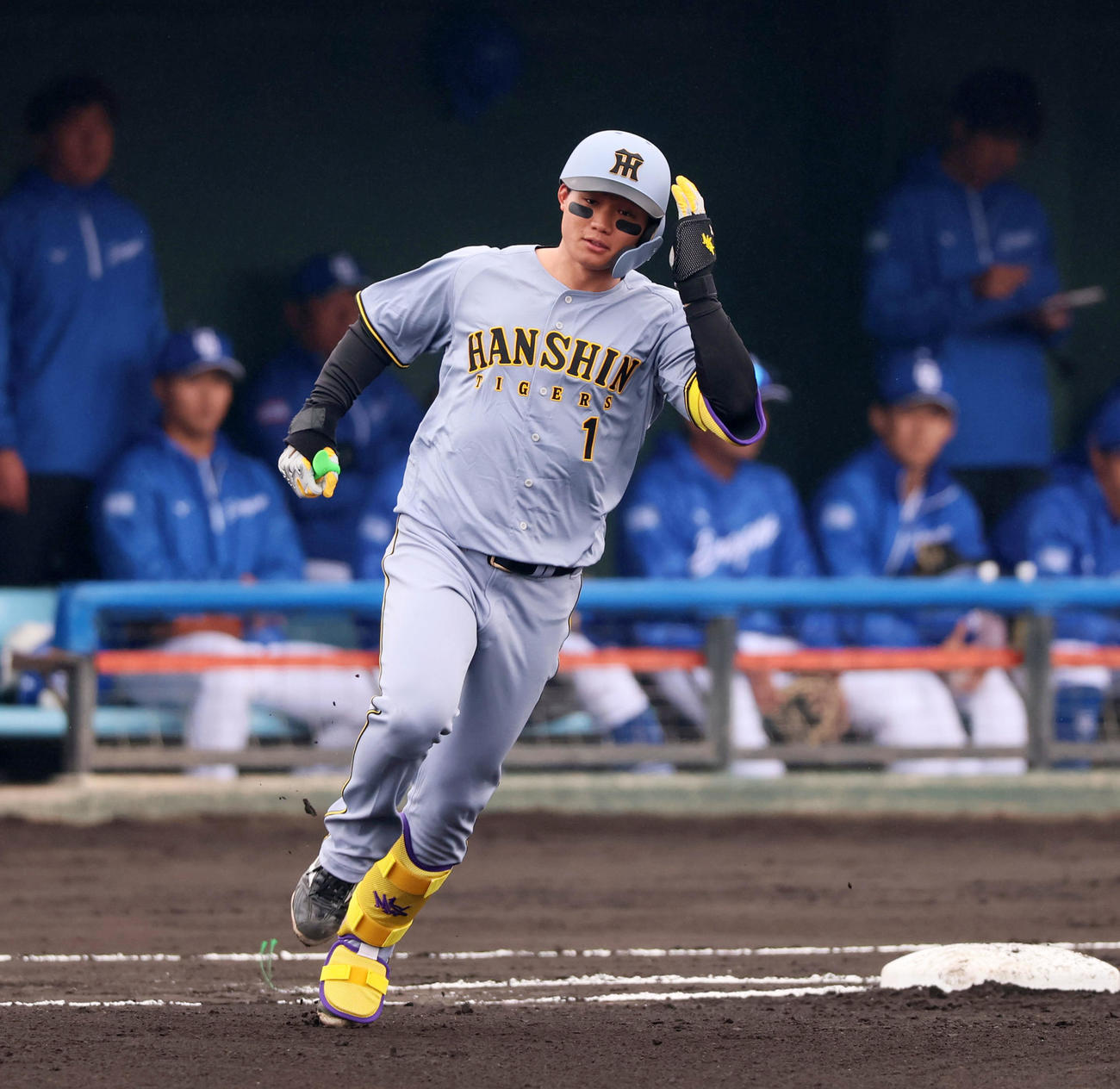中日対阪神　1回表阪神1死一、三塁、森下に左越え3点本塁打を放ちダイヤモンドを1周する（撮影・加藤哉）