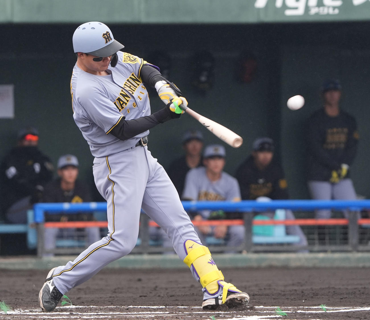 中日対阪神　1回表阪神1死一、三塁、左越え3点本塁打を放つ森下（撮影・森本幸一）