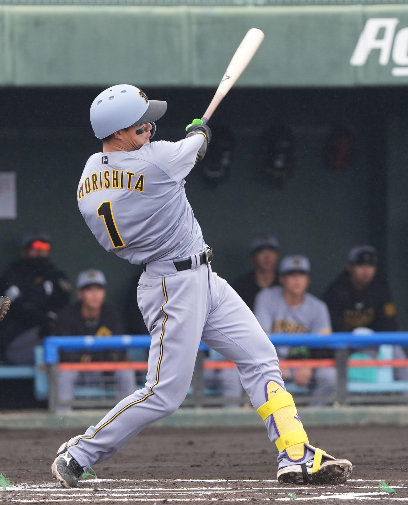 中日対阪神　1回表阪神1死一、三塁、左越え3点本塁打を放つ森下（撮影・森本幸一）