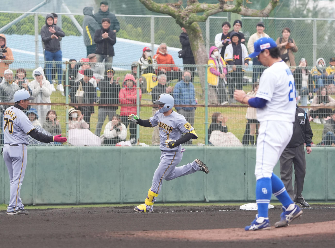 中日対阪神　1回表阪神1死一、三塁、左越え3点本塁打を放ちダイヤモンドをまわる森下（中央）（撮影・森本幸一）