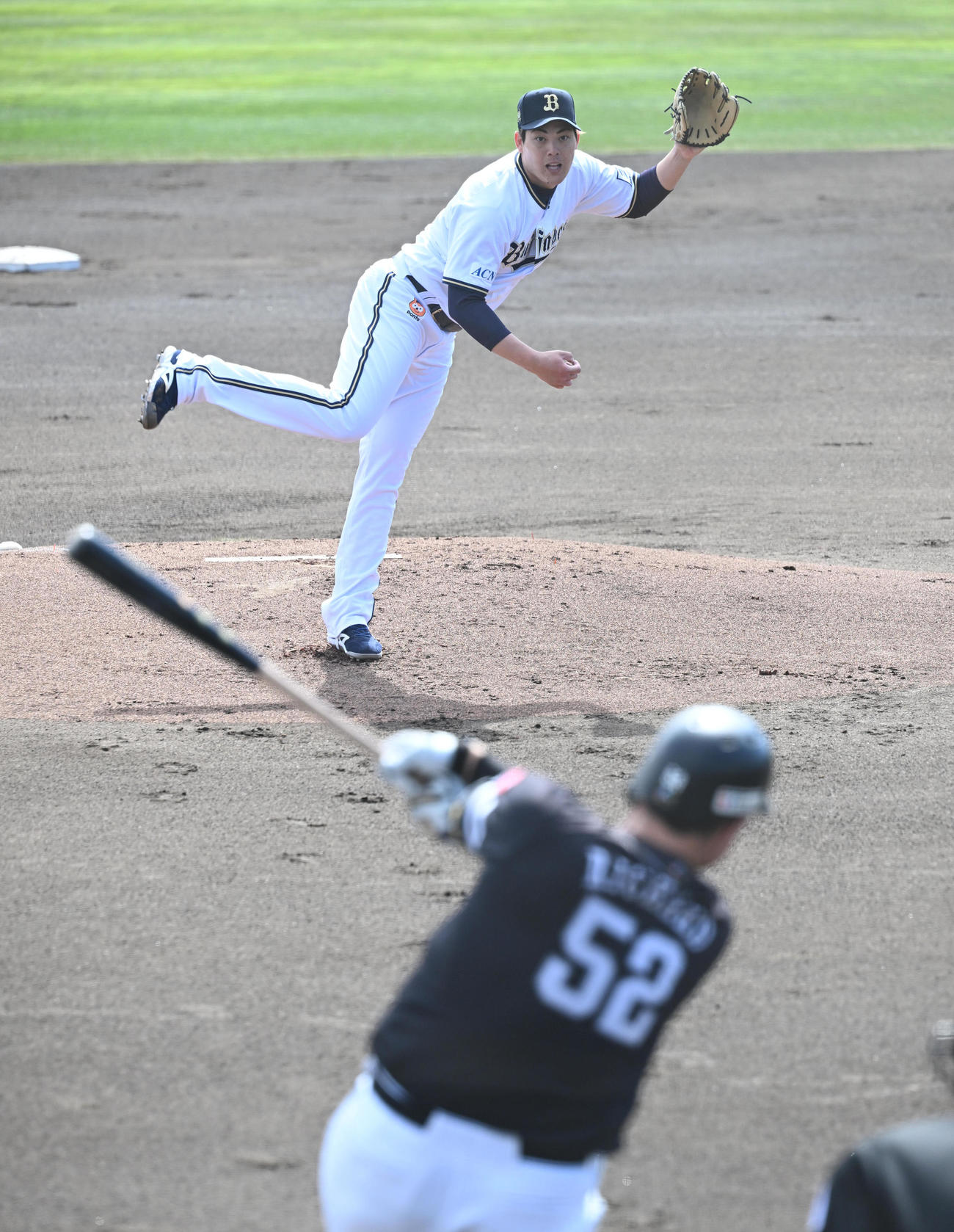 オリックス対ソフトバンク　1回表ソフトバンク1死一、二塁、リチャードを空振り三振とする九里（撮影・和賀正仁）