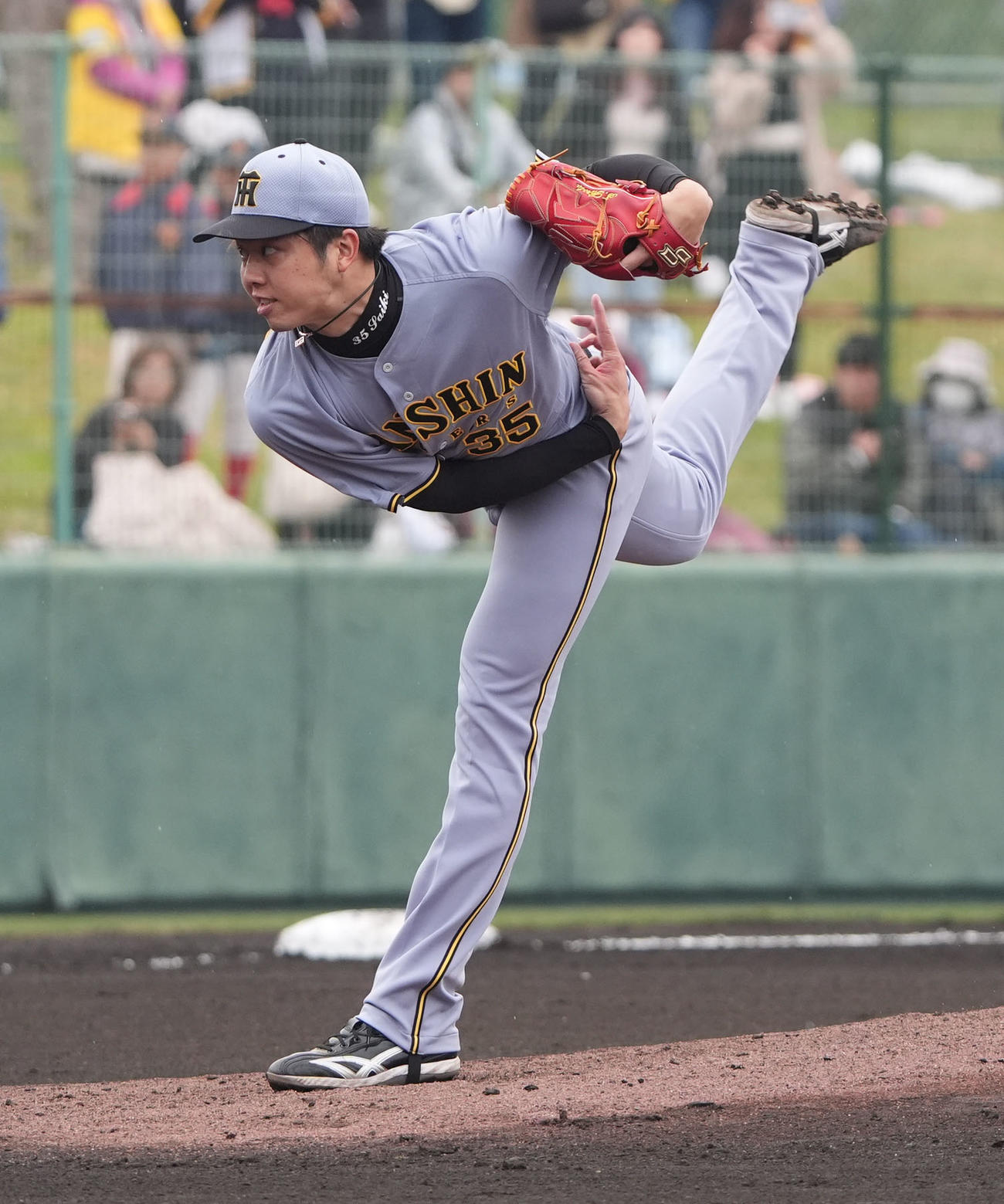 中日対阪神　1回裏、登板する阪神先発の才木（撮影・森本幸一）