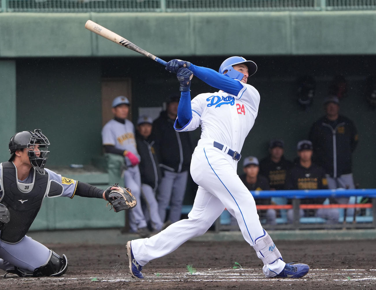 中日対阪神　1回裏中日2死一、二塁、右越え3点本塁打を放つボスラー（撮影・森本幸一）