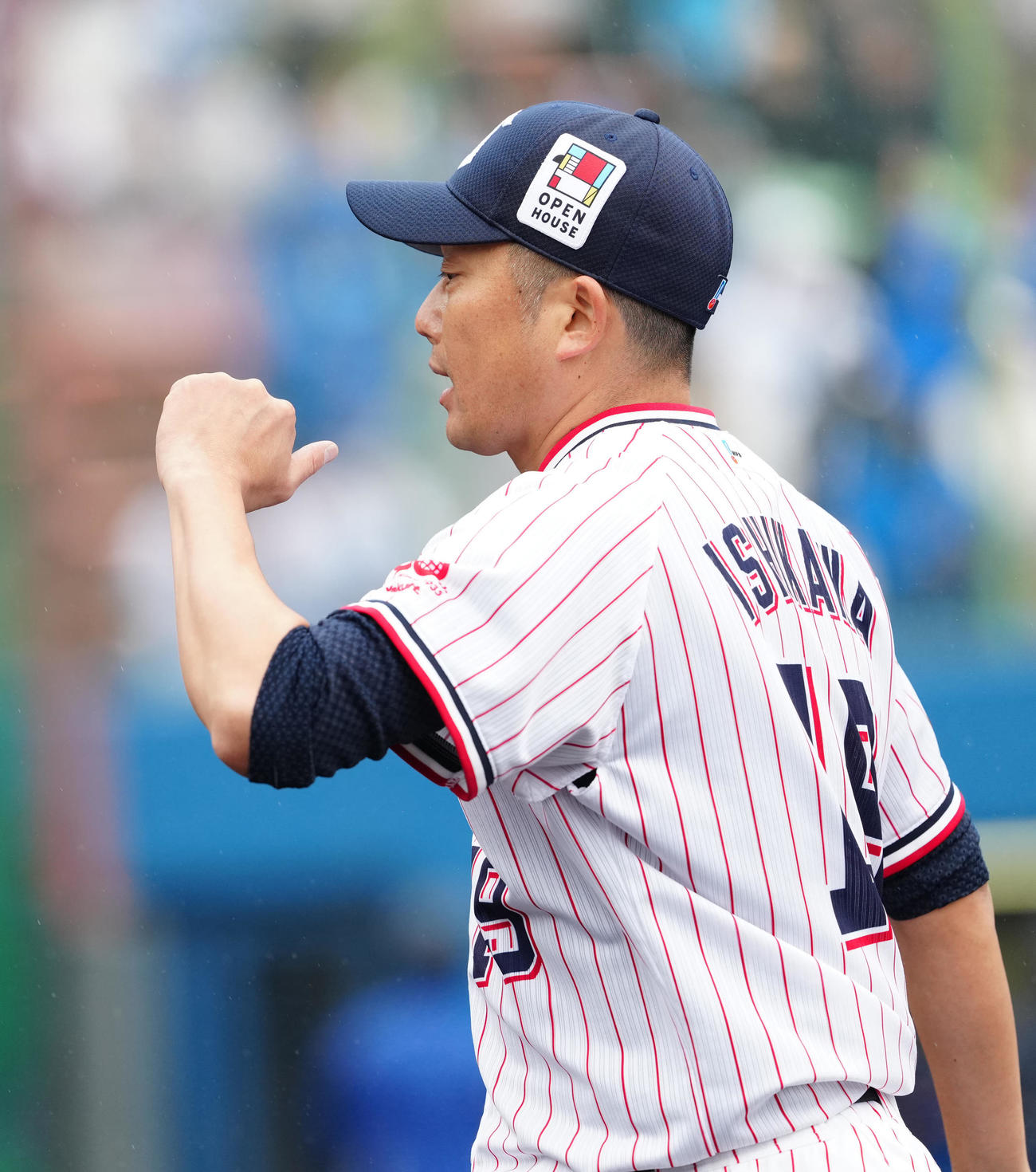 ヤクルト対DeNA 2回表終了後、ベンチに引き揚げるヤクルト先発の石川（撮影・江口和貴）