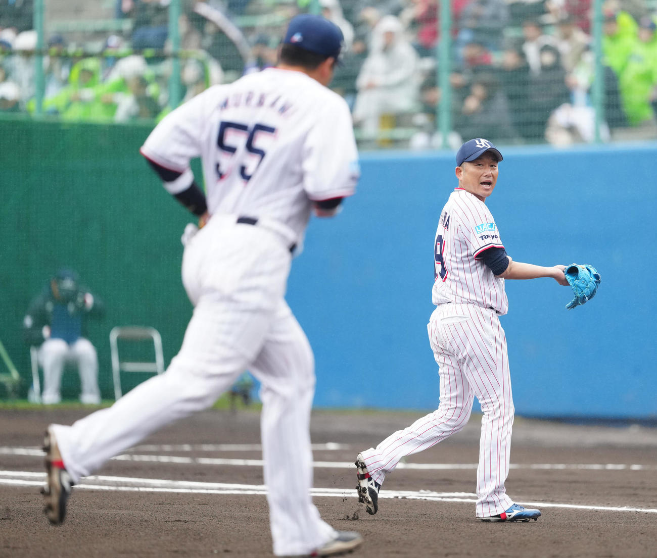 ヤクルト対DeNA 1回表終了後、ベンチに引き揚げるヤクルト先発の石川（撮影・江口和貴）