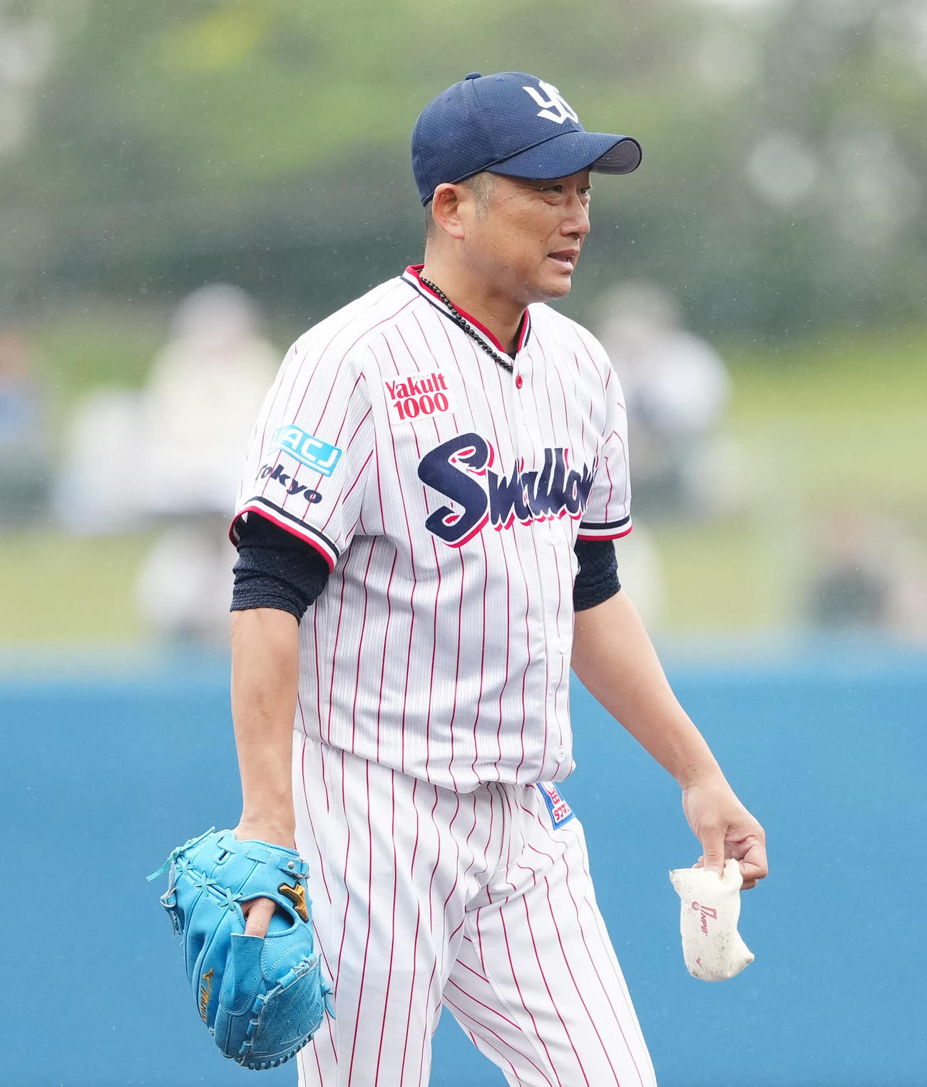 ヤクルト対DeNA 1回表DeNA1死一、三塁、牧に先制適時内野安打を許した石川（撮影・江口和貴）
