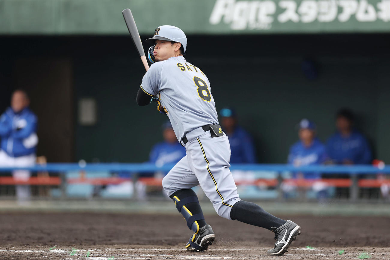 中日対阪神　5回表阪神1死一塁、左翼線へ二塁打を放つ佐藤輝（撮影・前田充）