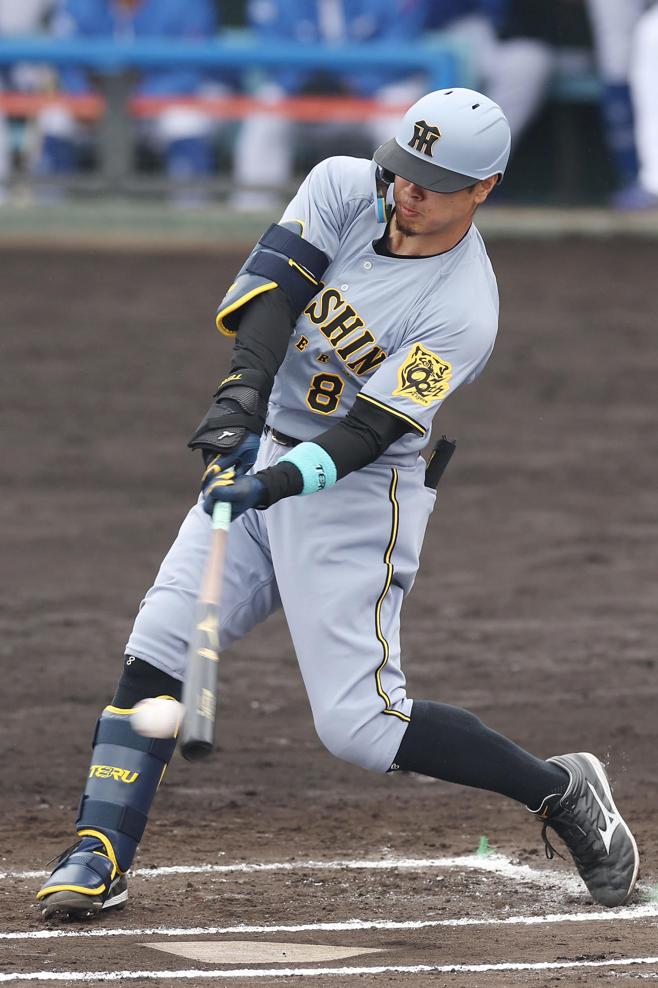 中日対阪神　1回表阪神1死一塁、右前打を放つ佐藤輝（撮影・前田充）