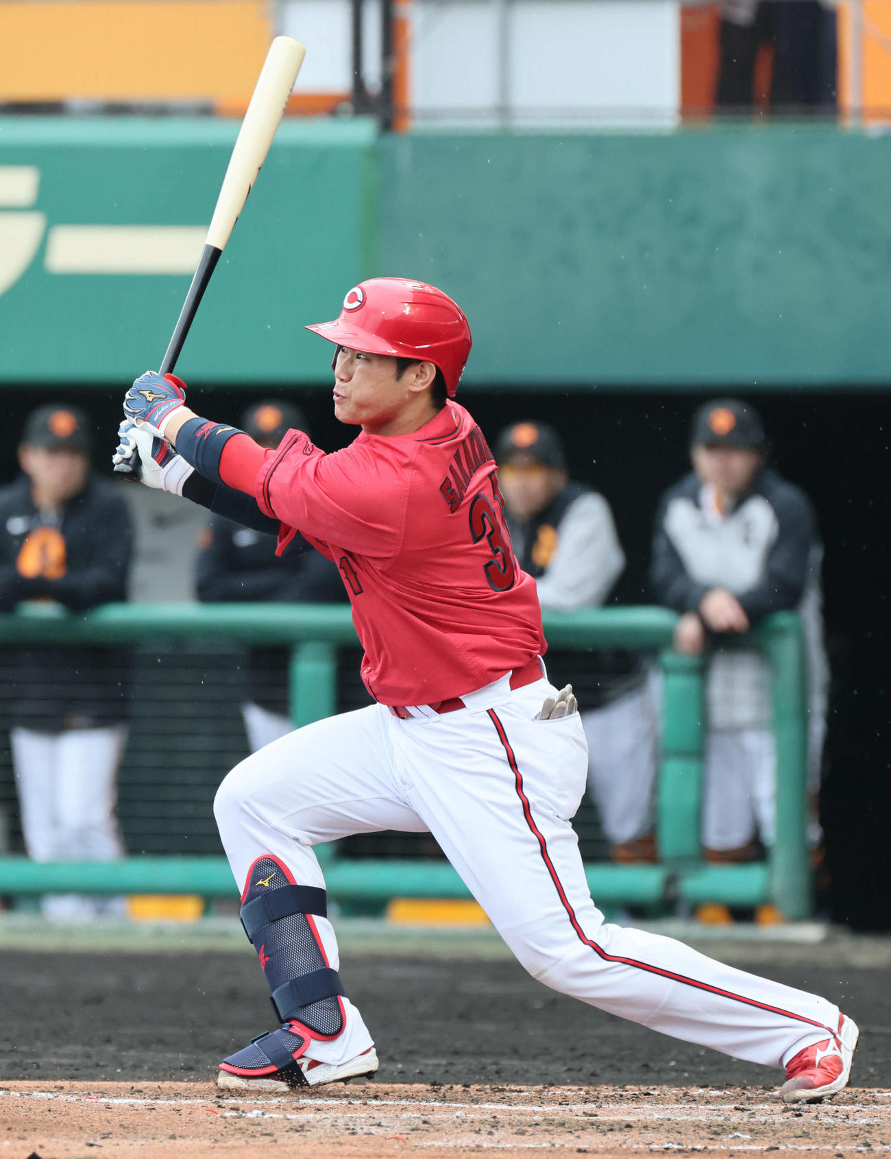 広島対巨人　4回表広島無死、坂倉は右中間越え二塁打を放つ（撮影・加藤孝規）