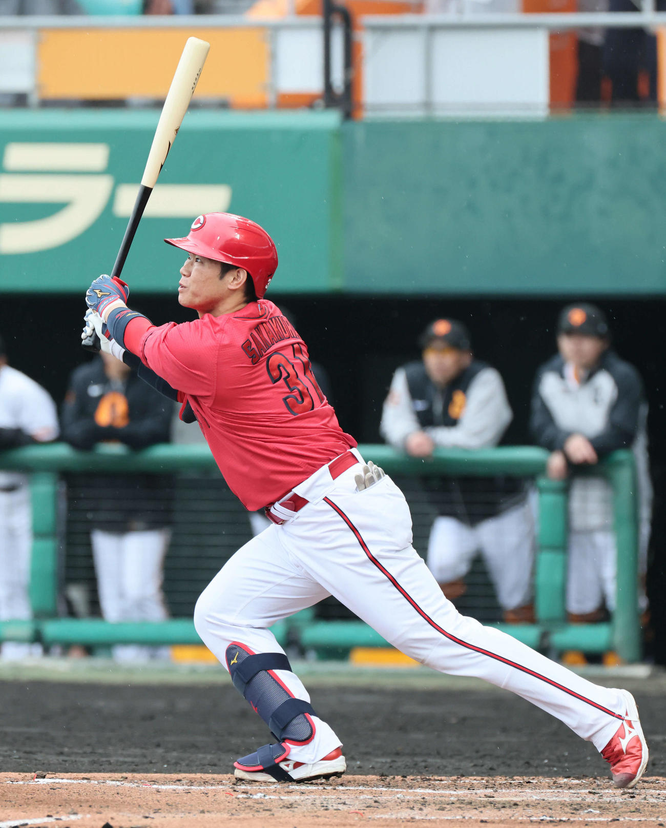 広島対巨人　4回表広島無死、坂倉は右中間越え二塁打を放つ（撮影・加藤孝規）