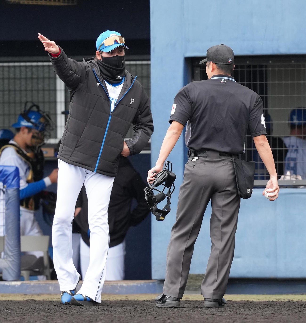 日本ハム対楽天　審判にジェスチャーをまじえ話す日本ハム新庄監督（撮影・足立雅史）
