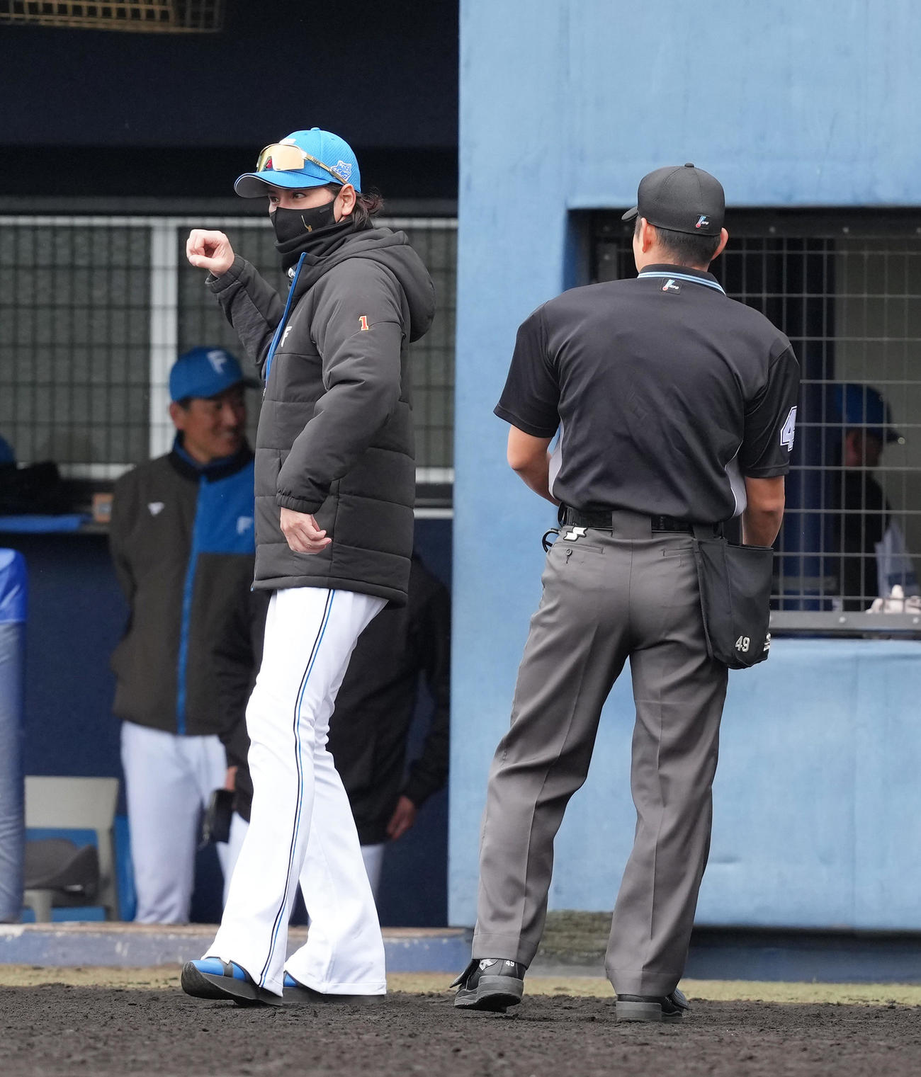 日本ハム対楽天　審判にジェスチャーをまじえ話す日本ハム新庄監督（撮影・足立雅史）