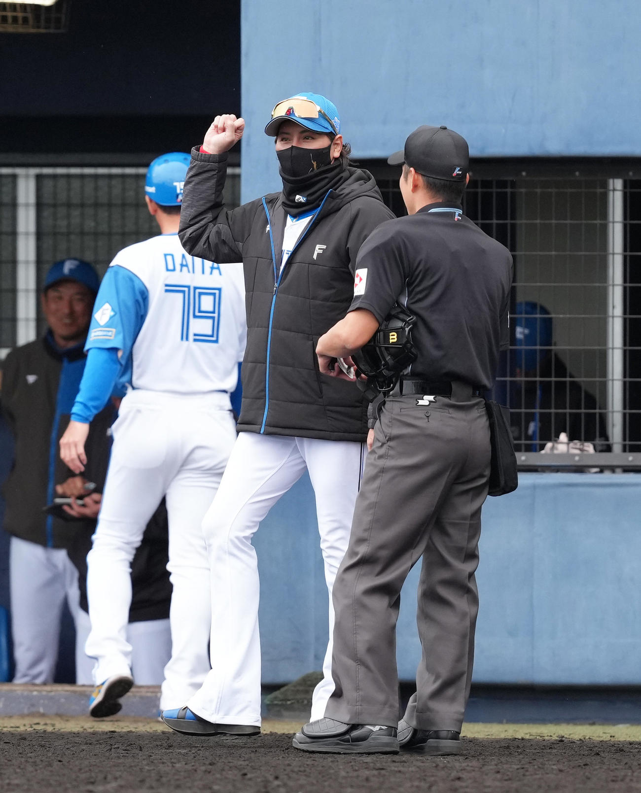 日本ハム対楽天　審判にジェスチャーをまじえ話す日本ハム新庄監督（撮影・足立雅史）