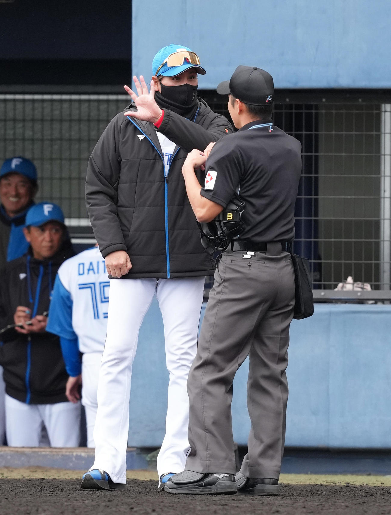 日本ハム対楽天　審判にジェスチャーをまじえ話す日本ハム新庄監督（撮影・足立雅史）