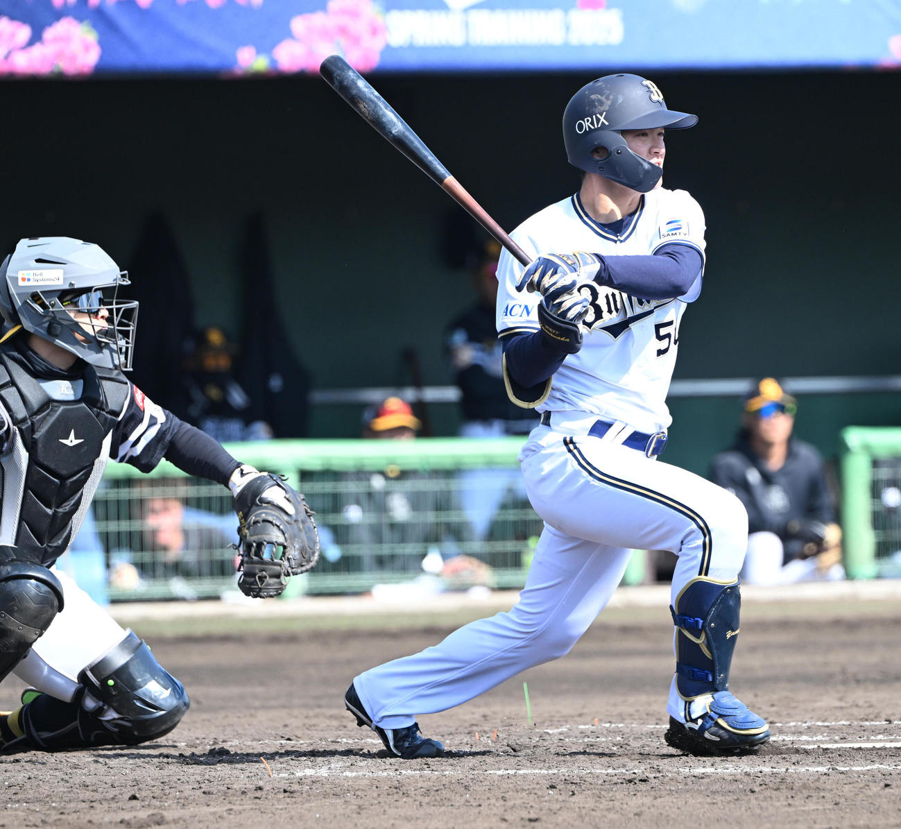 オリックス対ソフトバンク　2回裏オリックス1死一、三塁、右前適時打を放つ山中（撮影・和賀正仁）