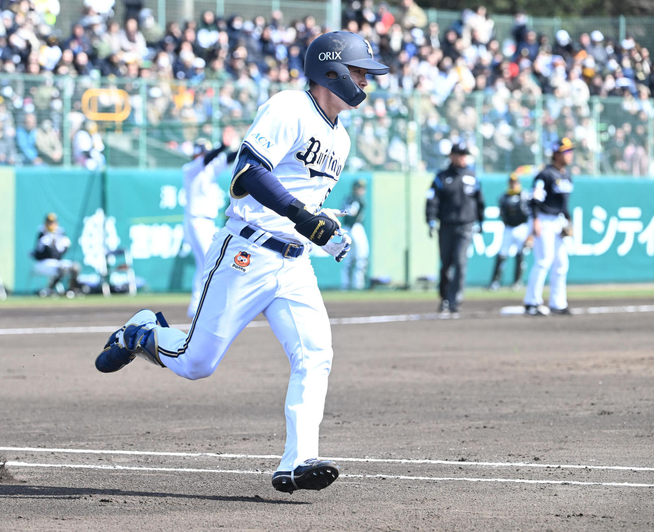 オリックス対ソフトバンク　2回裏オリックス1死一、三塁、右前適時打を放つ山中（撮影・和賀正仁）