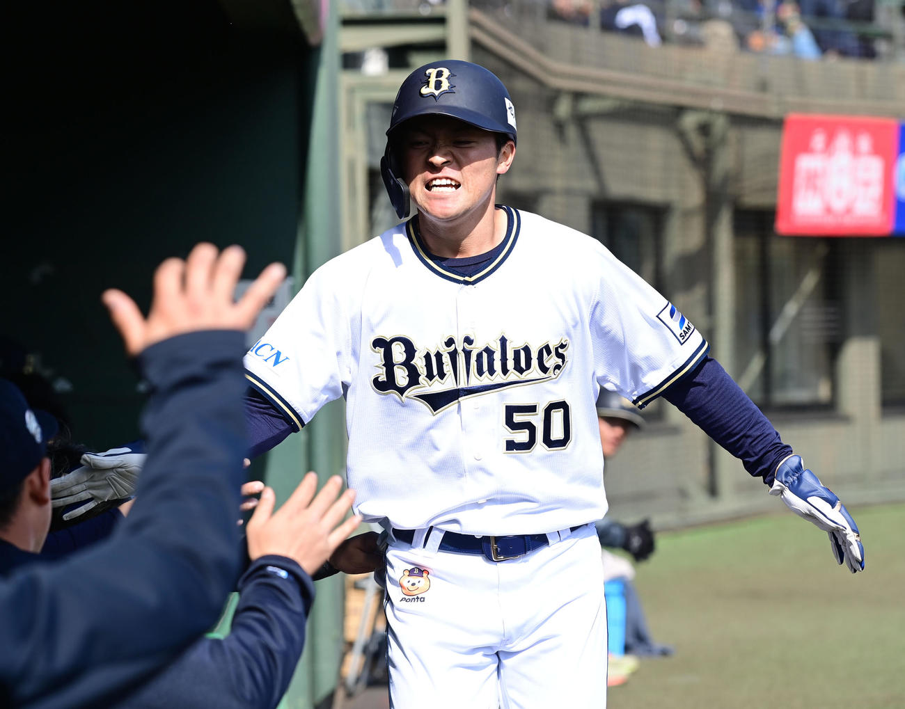 オリックス対ソフトバンク　3回裏オリックス1死二、三塁、捕逸で生還した山中はベンチ前でナインとタッチ（撮影・和賀正仁）