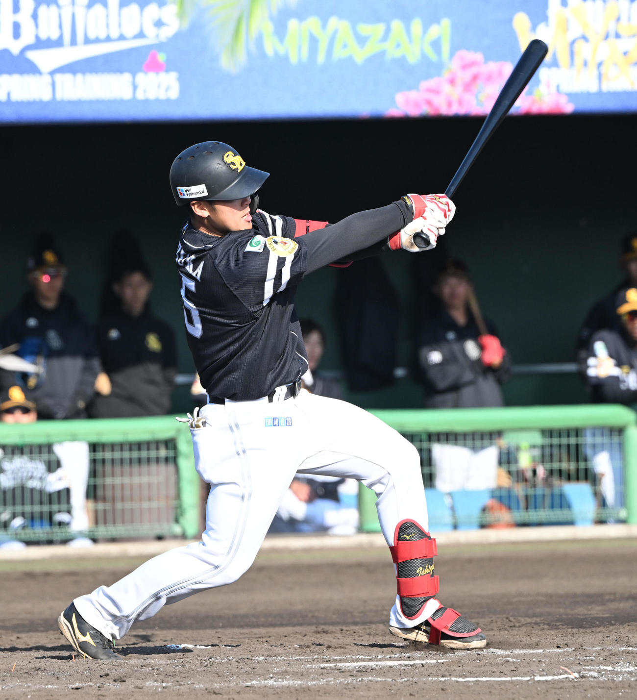 オリックス対ソフトバンク　8回表オリックス2死二塁、左翼線に適時二塁打を放つ石塚（撮影・和賀正仁）
