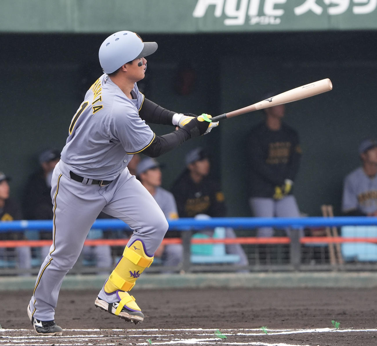 中日対阪神　1回表阪神1死一、三塁、左越え3点本塁打を放つ森下（撮影・森本幸一）