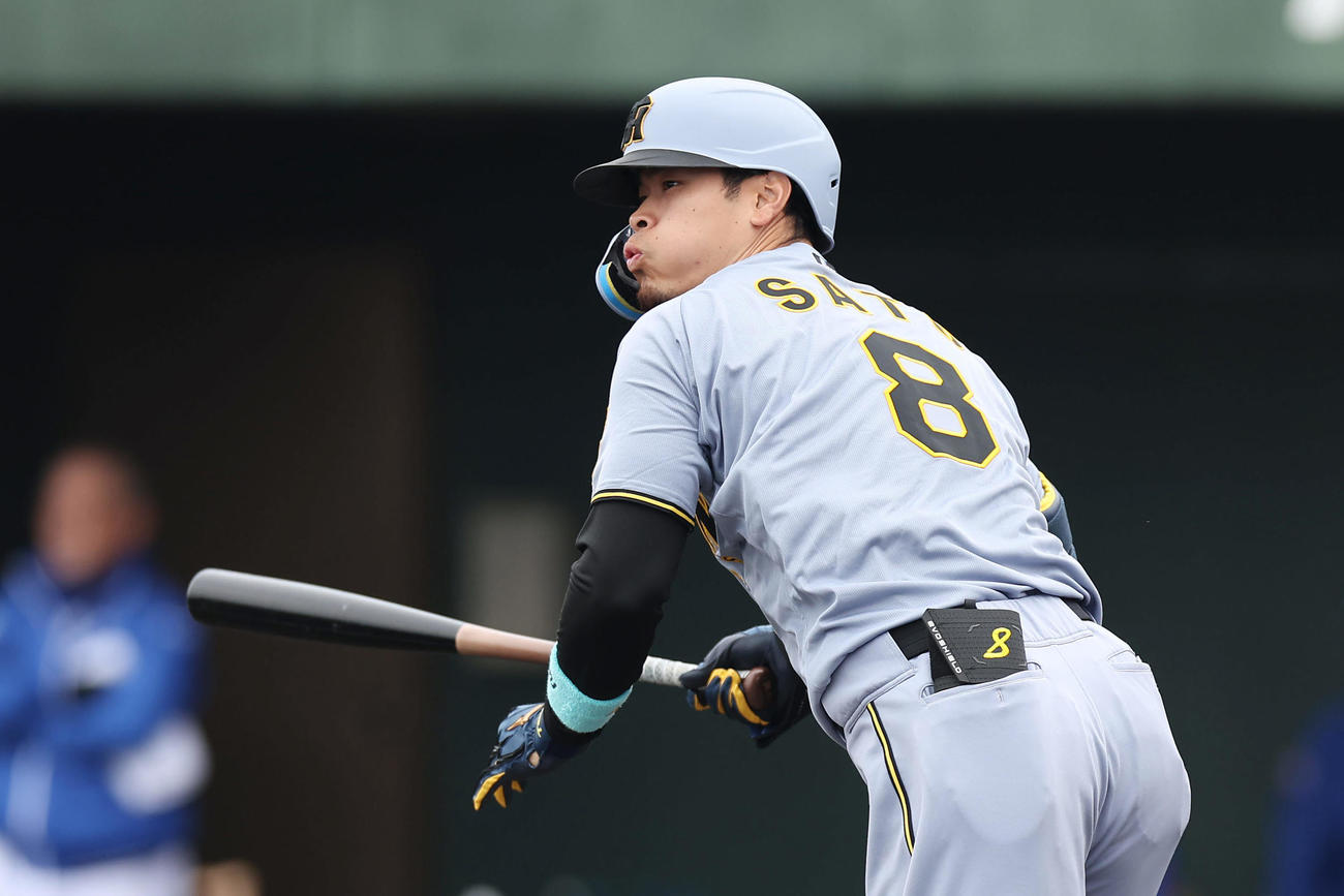 中日対阪神　5回表阪神1死一塁、左翼線へ二塁打を放つ佐藤輝（撮影・前田充）