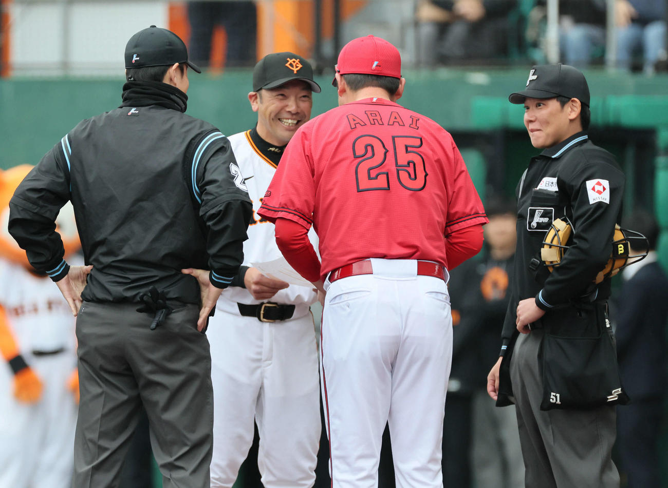メンバー表交換をする巨人阿部慎監督と広島新井監督（撮影・加藤孝規）