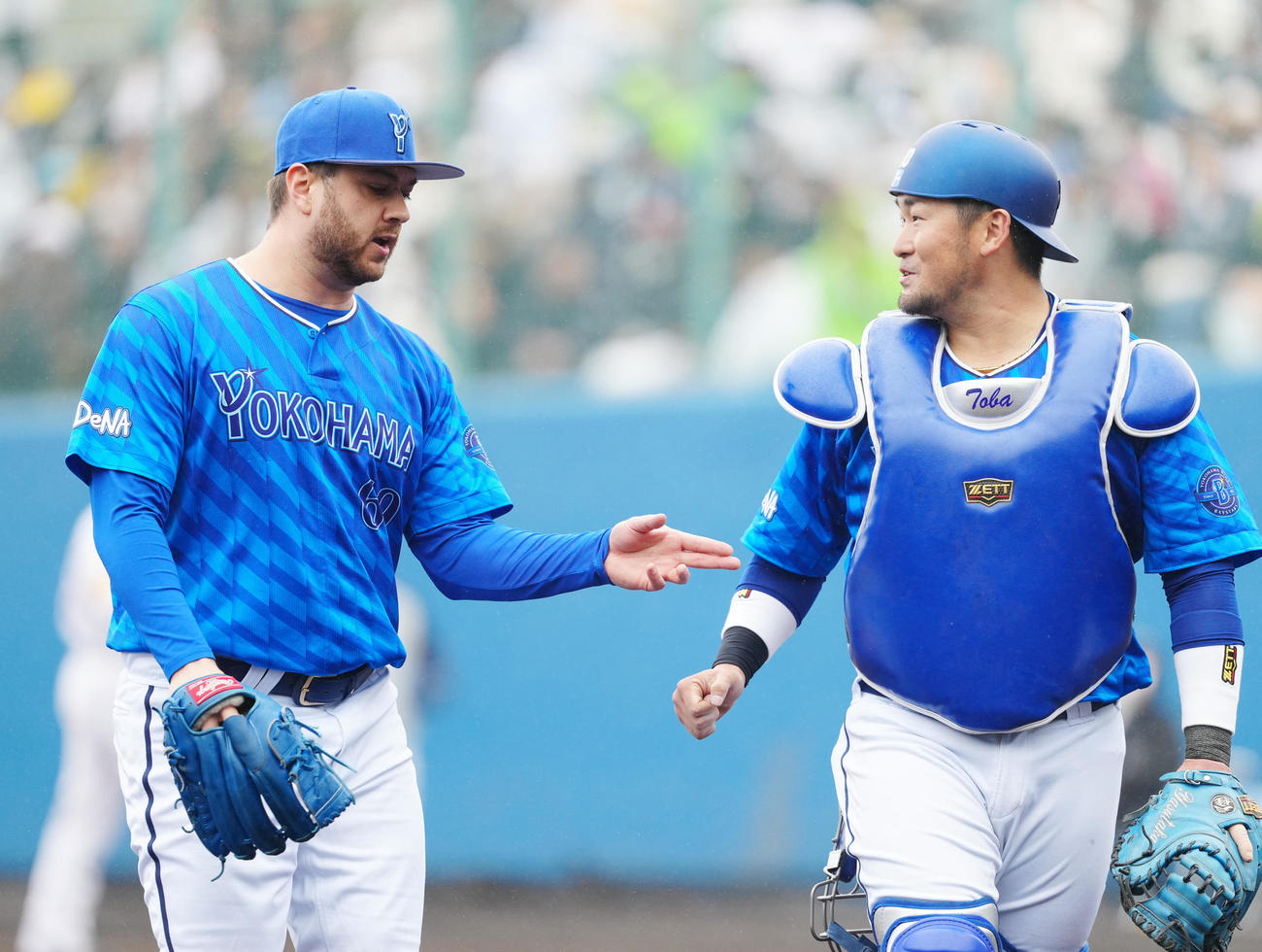 ヤクルト対DeNA 1回裏終了後、DeNA捕手戸柱（右）と言葉を交わしながらベンチに引き揚げる先発のケイ（撮影・江口和貴）