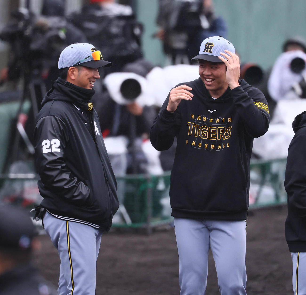 中日対阪神　中日に競り勝ち、才木（右）と話しをする藤川監督（撮影・藤尾明華）