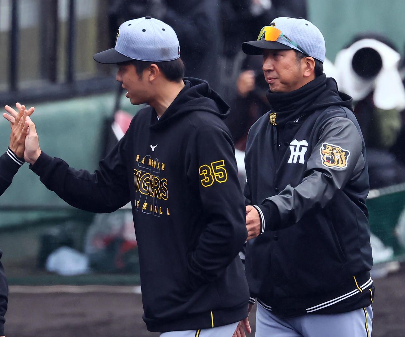 中日対阪神　中日に競り勝ち、才木（左）の背中をタッチする藤川監督（撮影・藤尾明華）