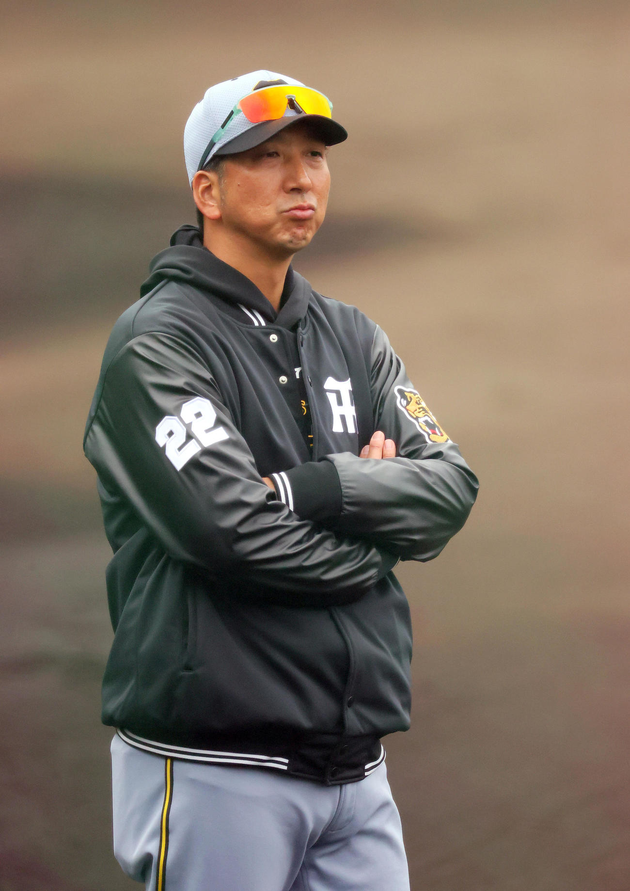 宜野座で阪神藤川球児監督は練習を見守る（撮影・上山淳一）