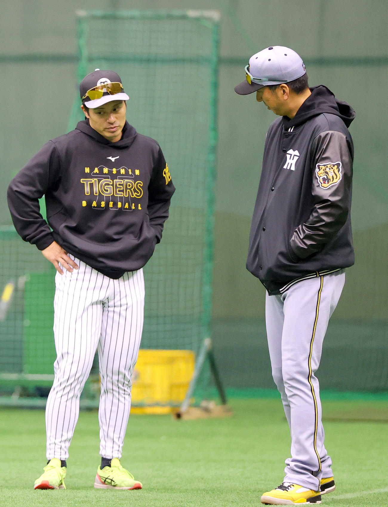阪神坂本（左）と話す藤川監督（撮影・上山淳一）