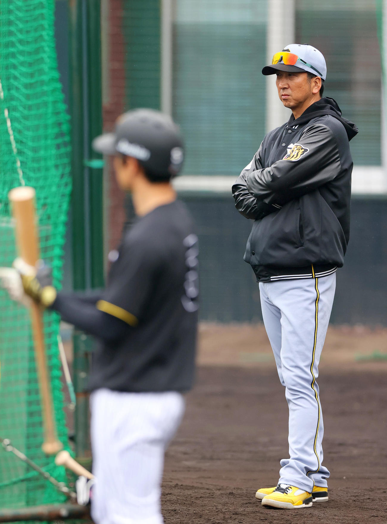 宜野座で阪神藤川球児監督は練習を見守る（撮影・上山淳一）