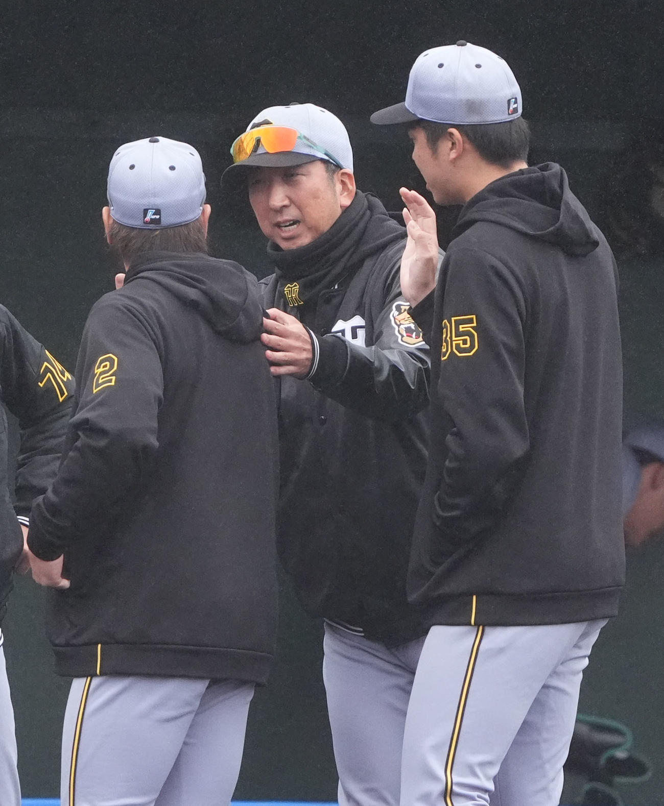 中日対阪神　試合終了、ナインを迎える藤川監督（中央）（撮影・森本幸一）