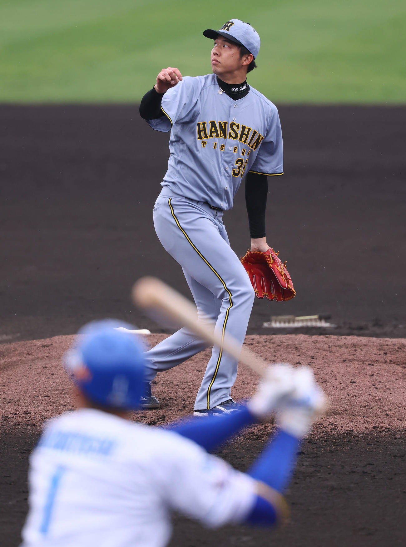 中日対阪神　2回裏中日2死二塁、岡林に左越えに適時二塁打を許す才木（撮影・藤尾明華）