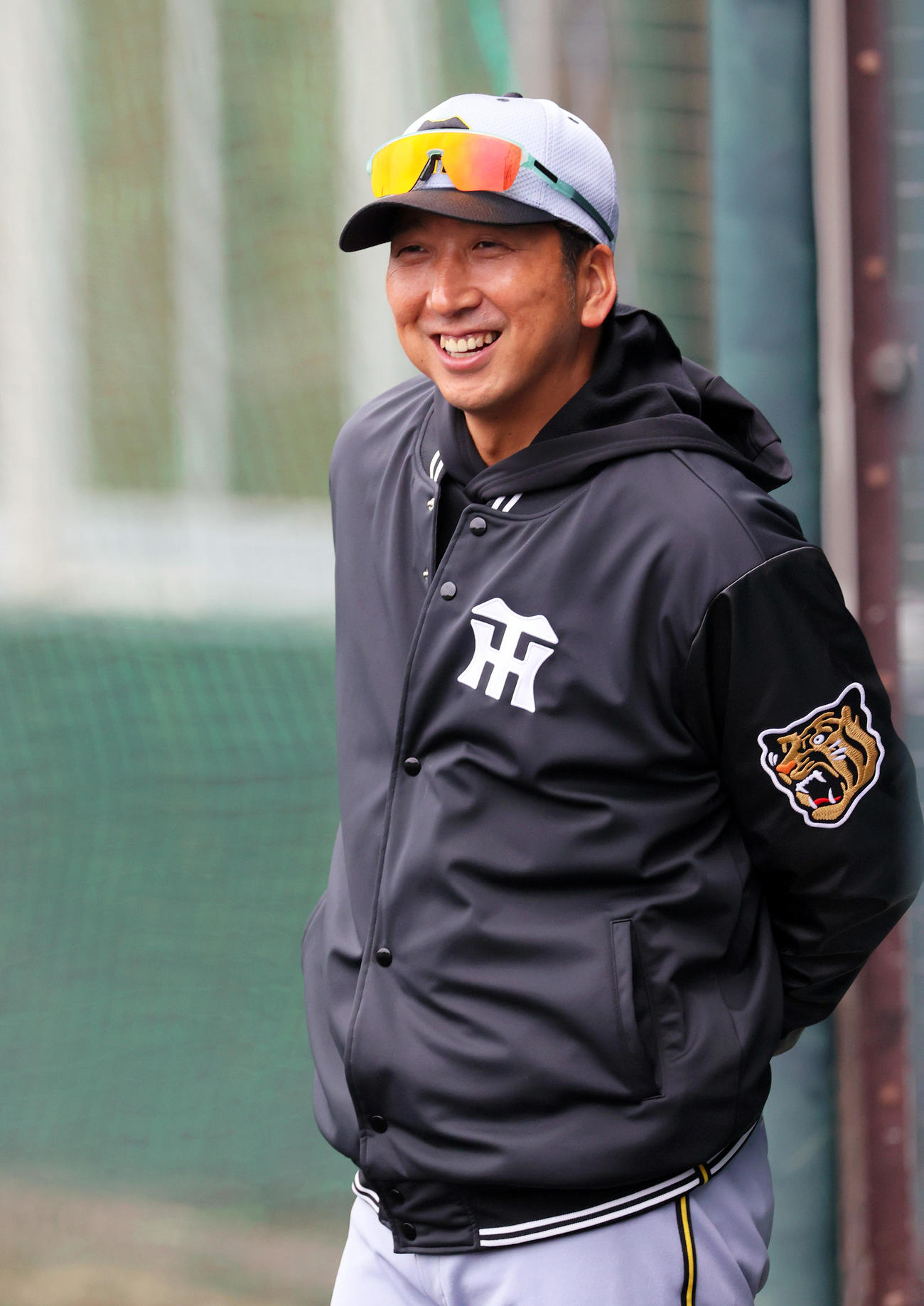 宜野座のベンチ前でリラックスした表情を見せる阪神藤川監督（撮影・上山淳一）