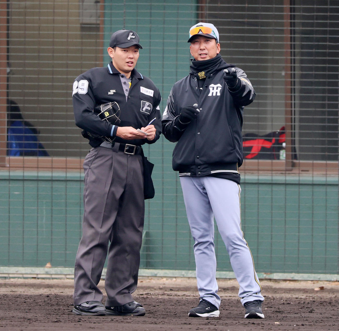 中日対阪神　5回表を終え選手交代を告げる阪神藤川監督（撮影・加藤哉）