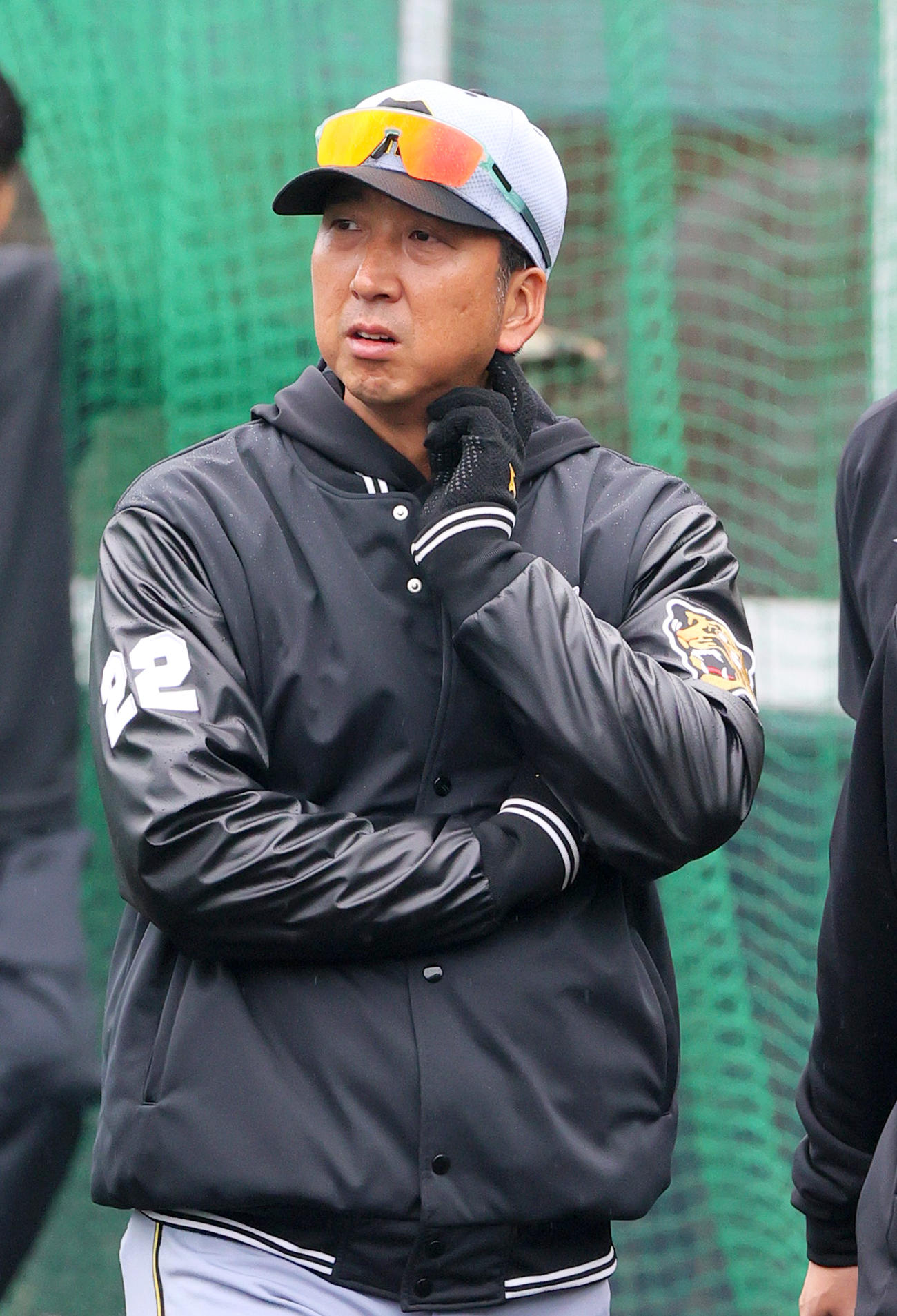 宜野座で阪神藤川球児監督は練習を見守る（撮影・上山淳一）
