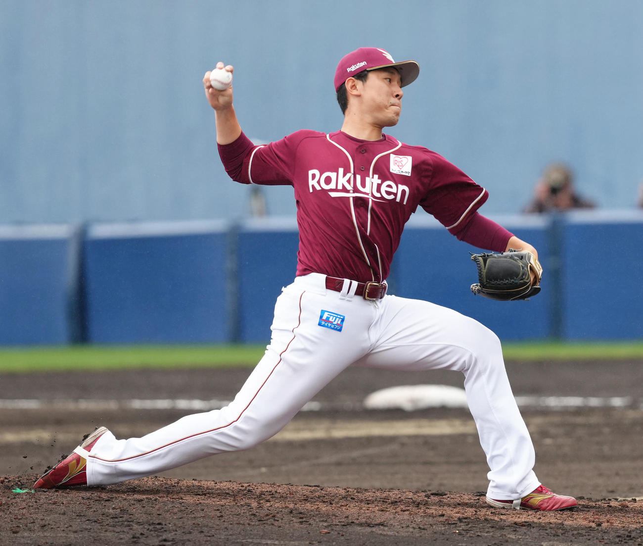 日本ハム対楽天　8回から登板した楽天西口（撮影・足立雅史）