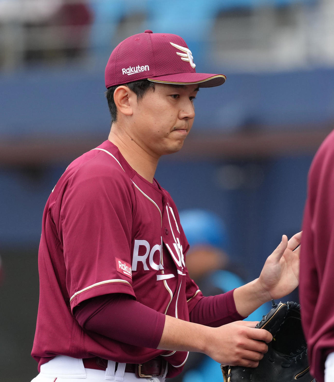 日本ハム対楽天　8回裏日本ハム2死一塁、明瀬を空振り三振に仕留めタッチを交わす西口（撮影・足立雅史）