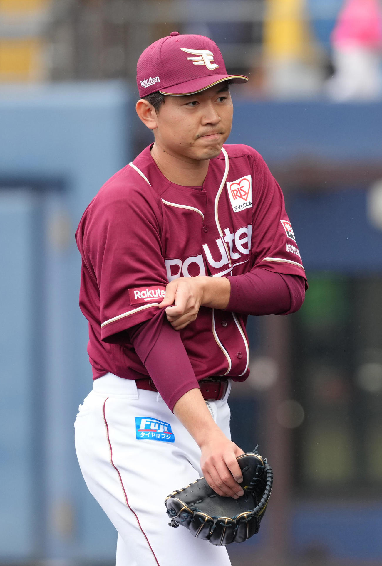 日本ハム対楽天　8回裏日本ハム2死一塁、明瀬を空振り三振に仕留めベンチに戻る西口（撮影・足立雅史）