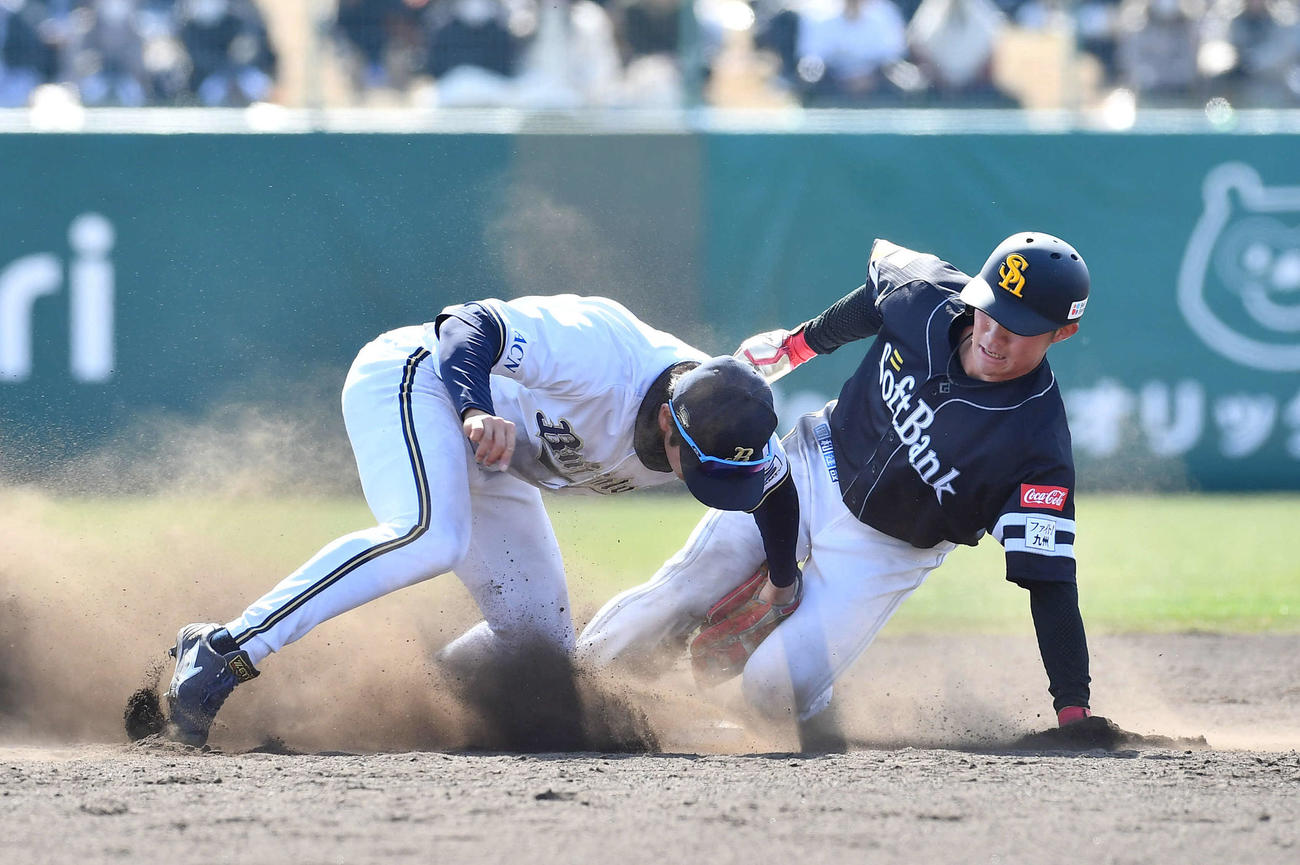 オリックス対ソフトバンク　3回表ソフトバンク2死一塁、盗塁に成功する庄子（撮影・岩下翔太）