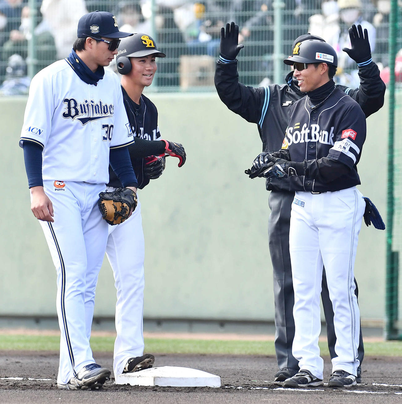 オリックス対ソフトバンク　1回表ソフトバンク無死、右前安打を放った庄子（左から2人目）は、本多コーチ（右）と笑顔で話す（撮影・岩下翔太）