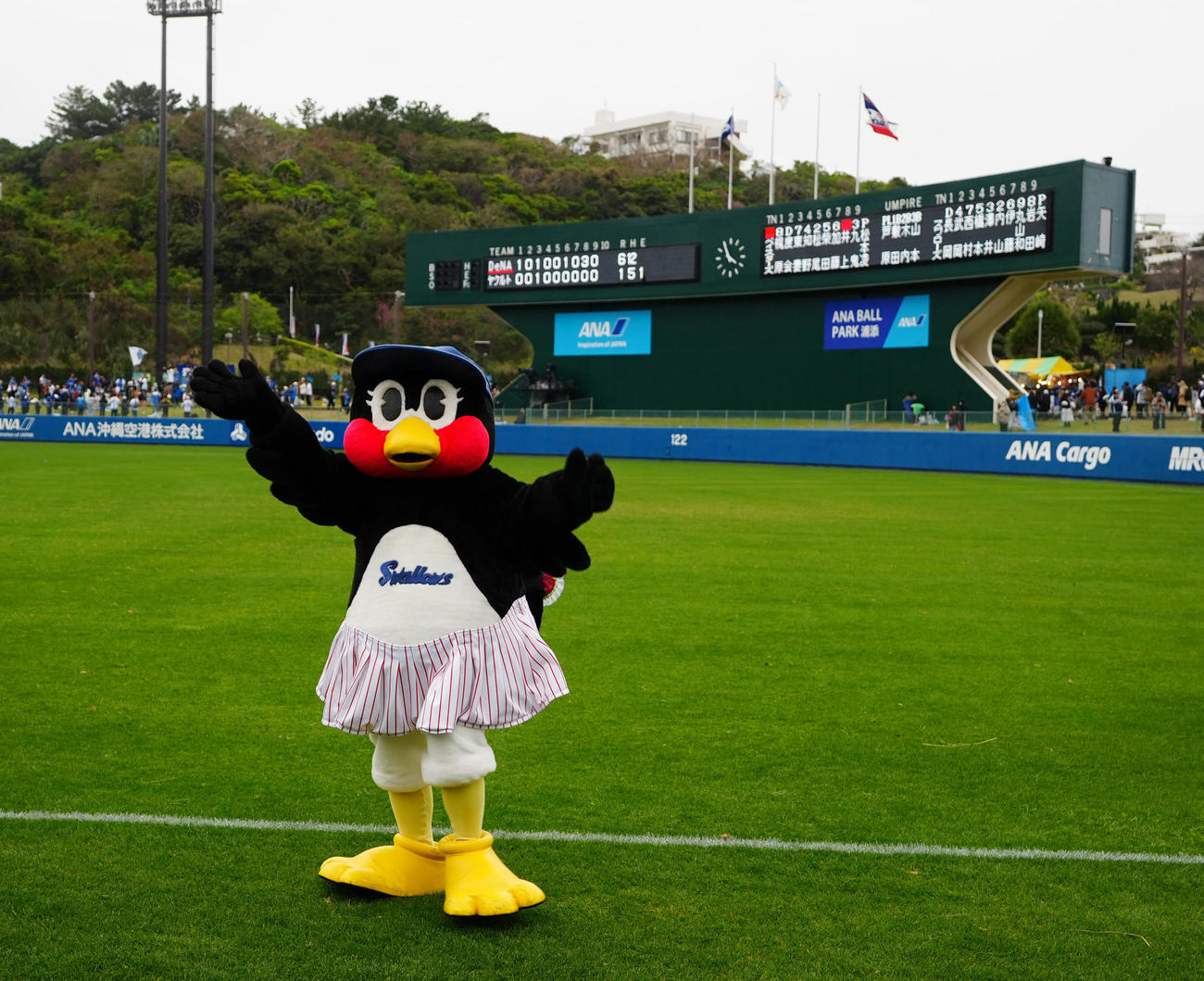 ヤクルト対DeNA　試合後、ファンに手を振るつばみ（撮影・江口和貴）