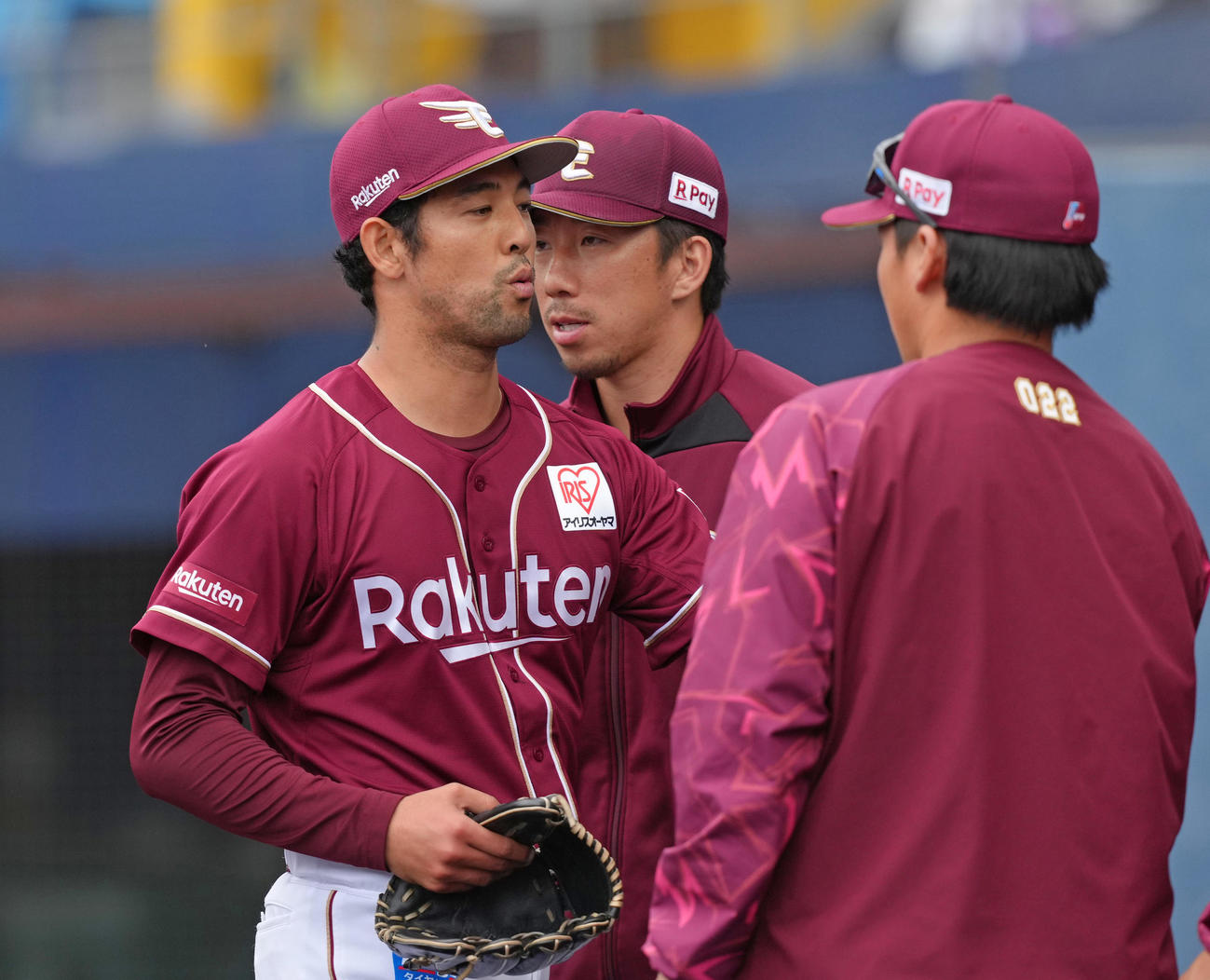 日本ハム対楽天　7回から登板し、日本ハムの攻撃を3者凡退に抑えた楽天加治屋（左）（撮影・足立雅史）