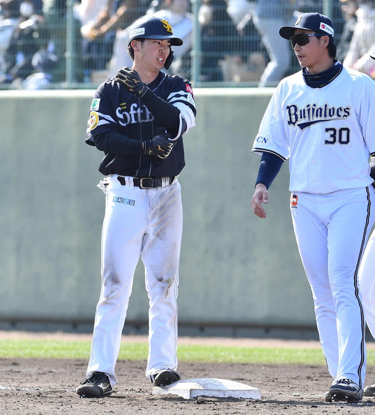オリックス対ソフトバンク　5回表ソフトバンク無死、右前安打で出塁した広瀬隆（撮影・岩下翔太）