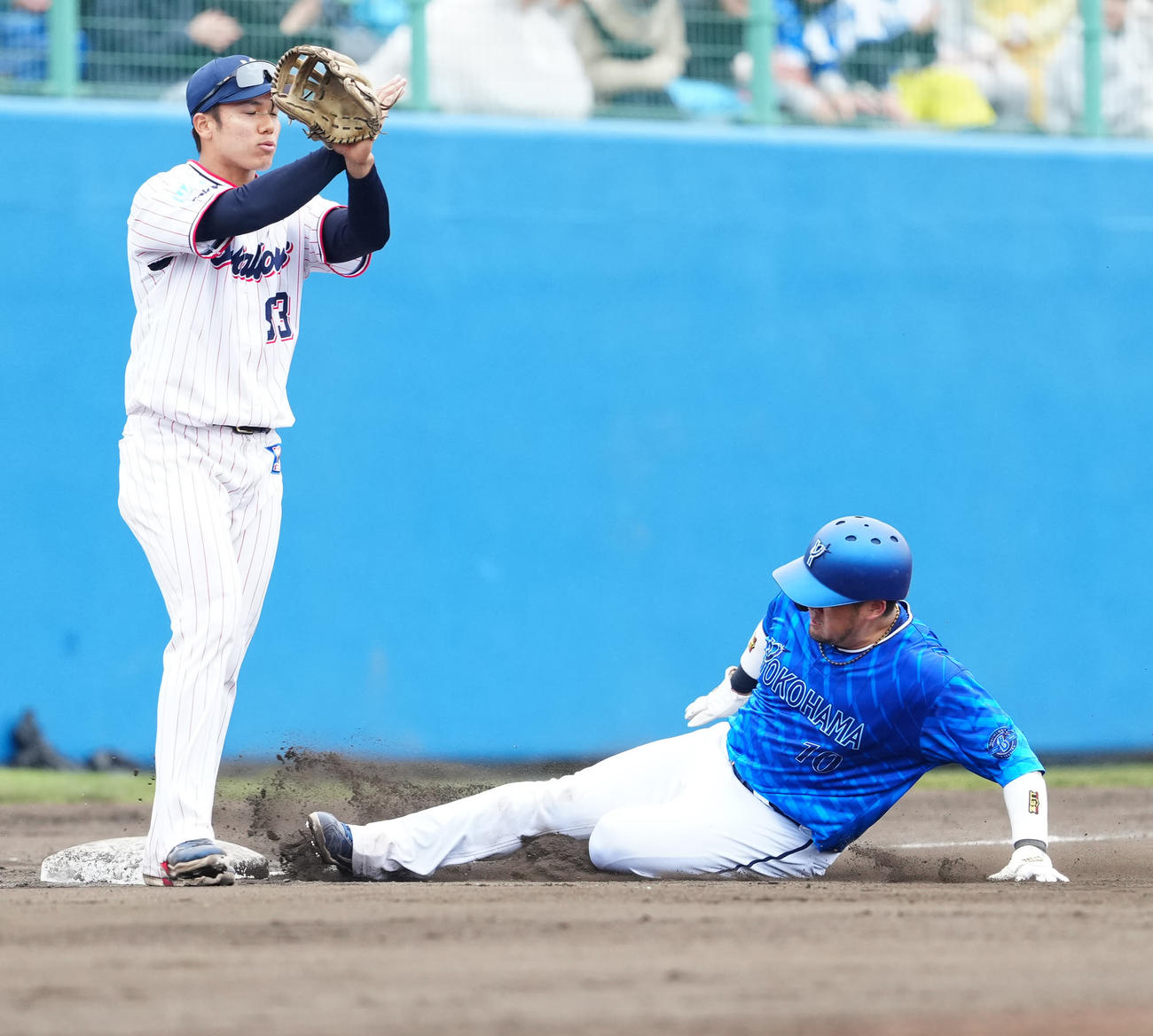 ヤクルト対DeNA 6回表DeNA無死一塁、桑原の右前打で三塁へ進塁する走者戸柱（右）（撮影・江口和貴）