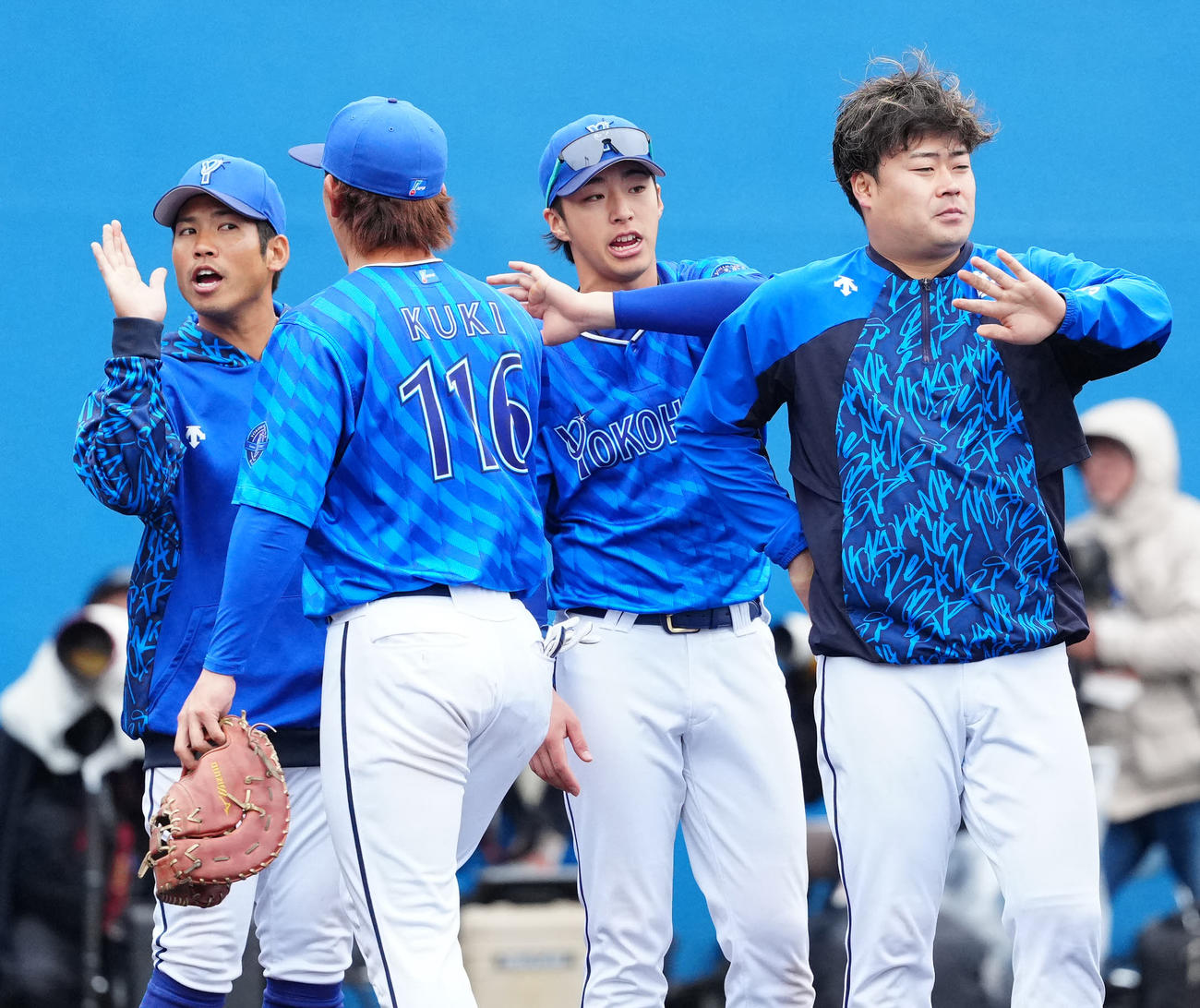 ヤクルト対DeNA　試合後、チームメートと勝利のタッチを交わすDeNA桑原（左端）。左2人目から九鬼、度会、伊勢（撮影・江口和貴）