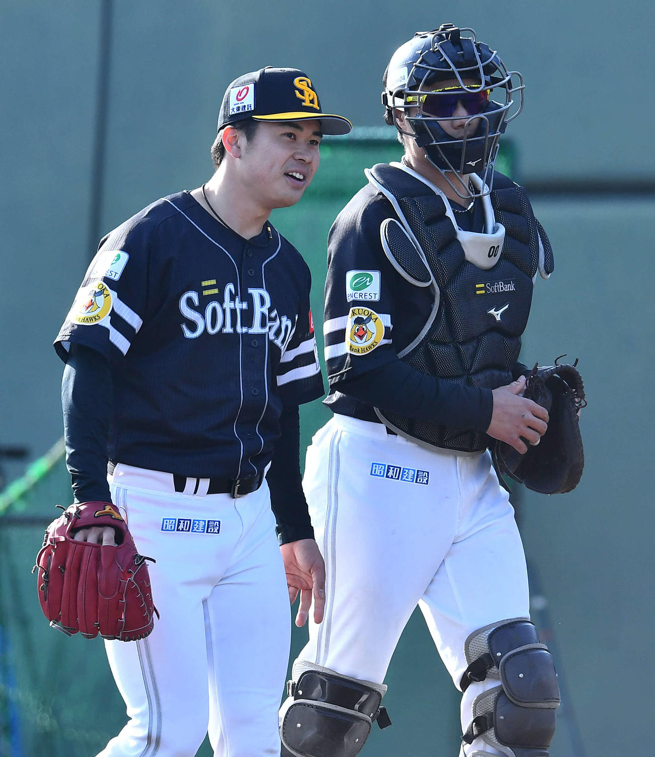 オリックス対ソフトバンク　8回裏を無失点に抑え、渡辺（右）と話しながらベンチへ戻る松本晴（撮影・岩下翔太）