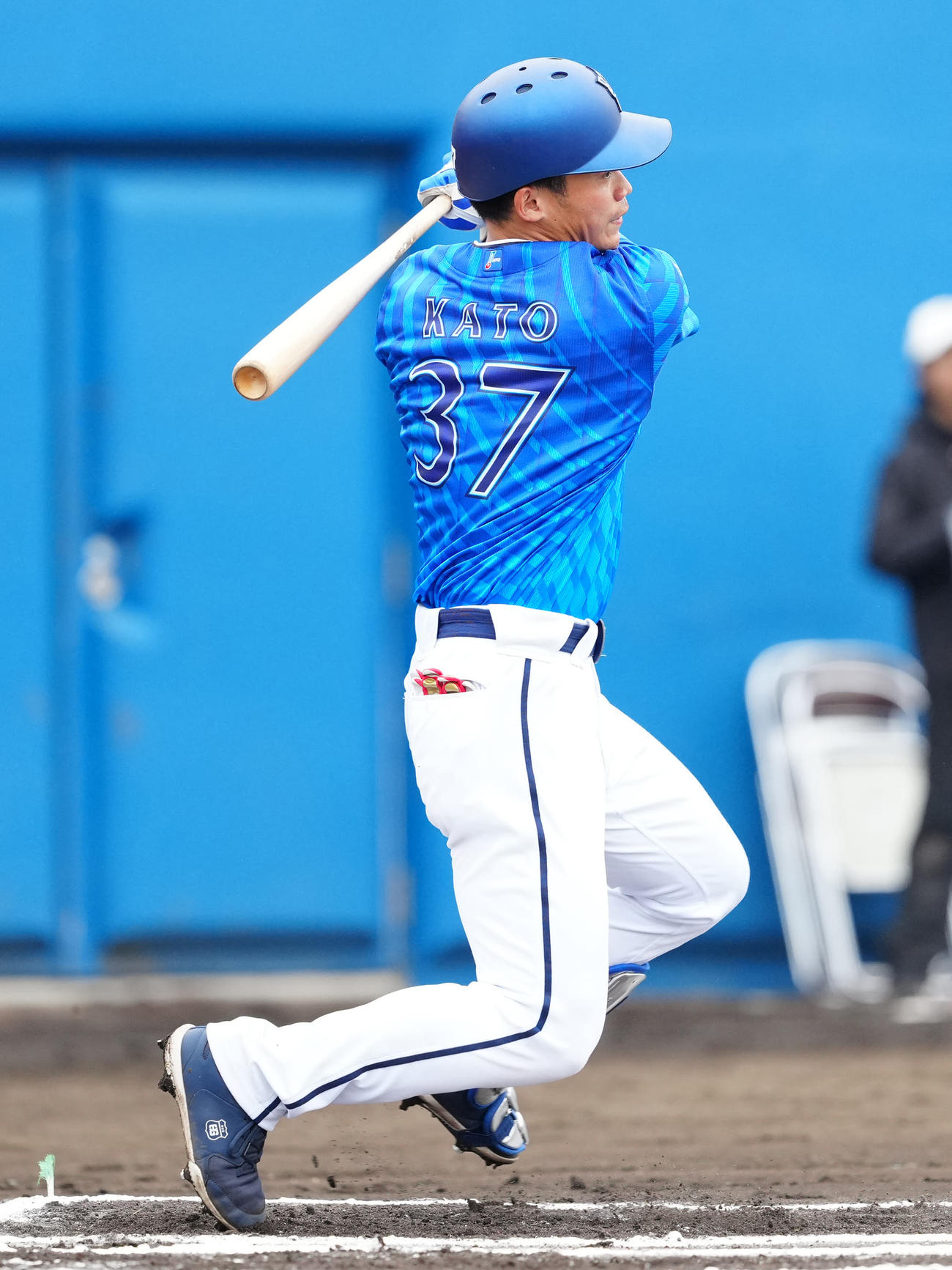 ヤクルト対DeNA 6回表DeNA無死一、三塁、適時打を放つ加藤（撮影・江口和貴）