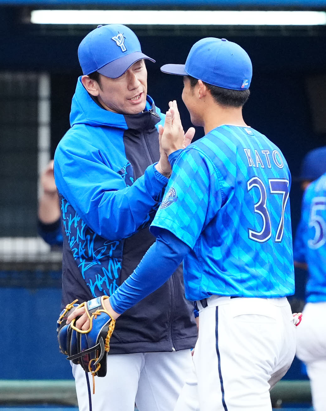 ヤクルト対DeNA　試合後、DeNA加藤（右）とタッチを交わす三浦監督（撮影・江口和貴）